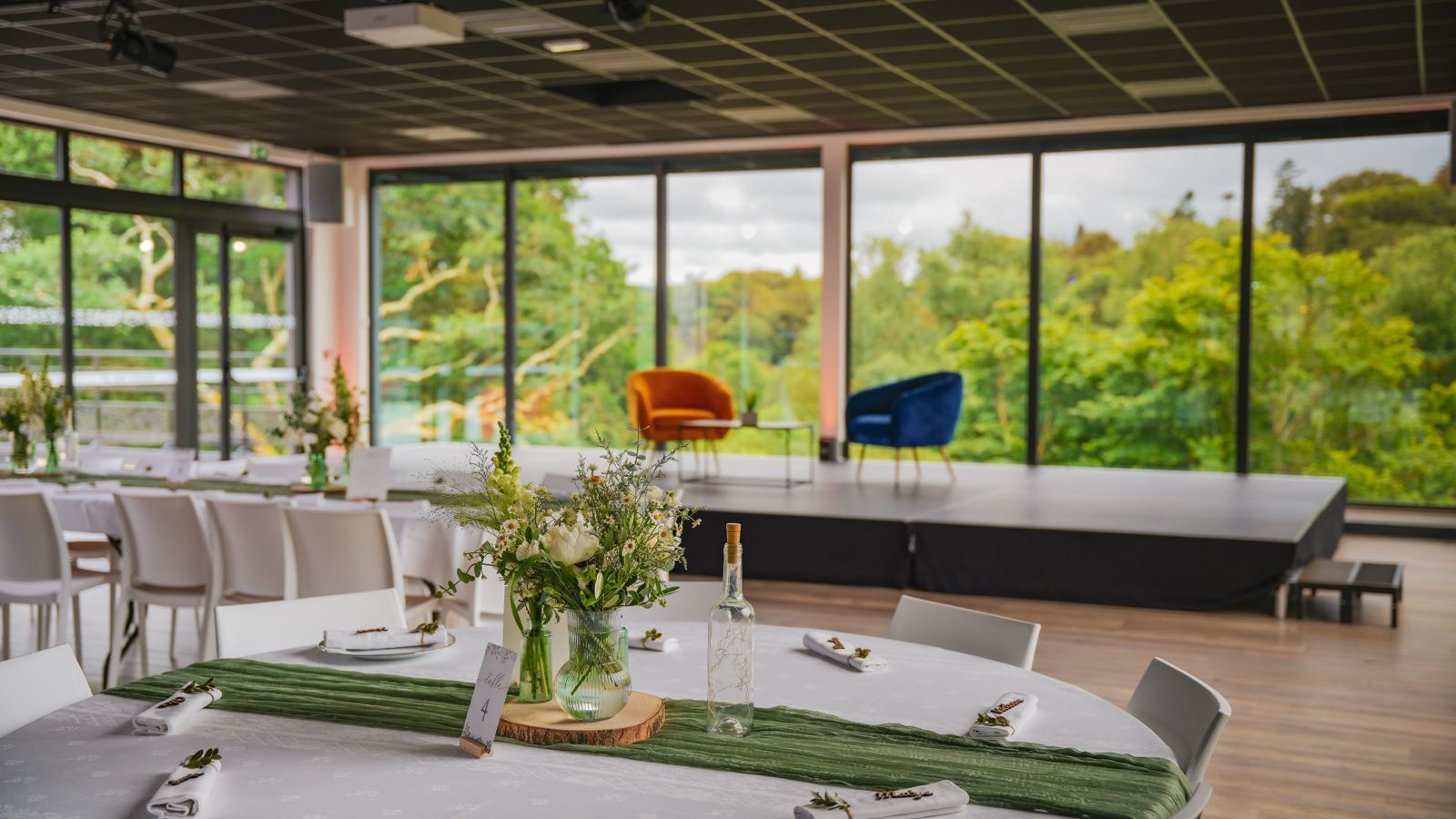 salle kanopée vue sur le bois de mescoat